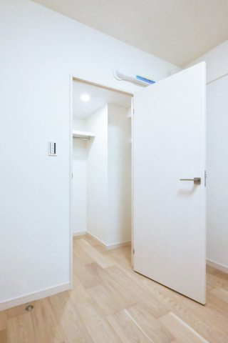 ライオンズガーデン東武練馬壱番館の収納|ライオンズガーデン東武練馬壱番館：ウォークインクローゼット画像２