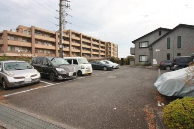 リヴァージュ静の駐車場