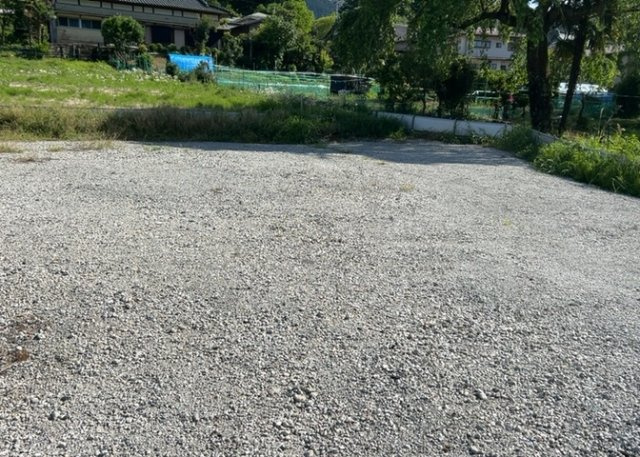 【外観】 | 家を建てる場合、方位は要チェックです。現実的に日当たりのよい家ならばリビングは南側、建築基準法でも北側に当たる家への配慮は求められています。土地を見学に行く際は、方位磁針を持って行くようにしましょう。