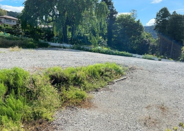 【外観】 | 土地を買う際、住む地域の自治体や福祉の補助制度にも注目してみましょう。子供や老人の医療補助やゴミ出しのルールなど、自治体によってルールに大きな違いがあるため、暮らしやすい土地で判断するとよいでしょう。