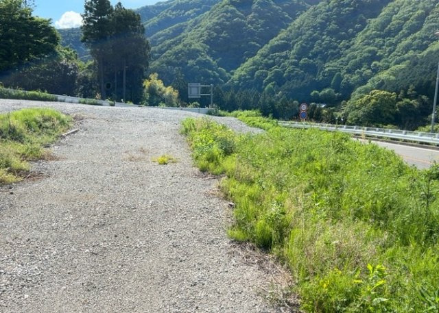 【外観】 | 土地の前の道路に消火栓が設置されていることがあります。この場合、道路交通法第45条第1項により、駐車禁止の場所が指定されています。そのため、車庫などの駐車スペースをつくることができない場合があります。