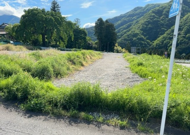 【外観】 | 現地に行くなら、物件の周囲の地形がどうなっているかを見ることも大切です。周辺より低くなっている土地では、大雨などで水が集まりやすいため、地盤が弱くなっているということも考えられるため、注意が必要です。