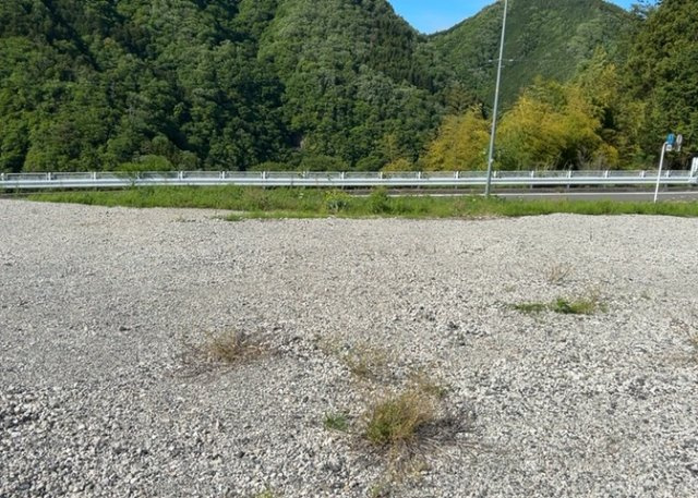 【外観】 | 人が暮らすうえで日光は大切な要素となります。日当たりの良さは譲れないポイントですね。併せて近くに大きな建築物の建築予定がないか、あるいはそれが可能な土地が近くにないか事前に確認することもお勧めします。