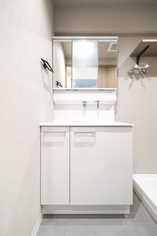アクトピア北赤羽壱番館の独立洗面台|アクトピア北赤羽壱番館：三面鏡が付いた収納力もある洗面化粧台です！
