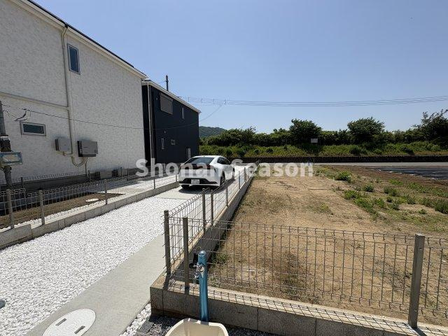 【駐車場】 | 西向き道路幅5ｍに接道◎
お車は縦列４台駐車が可能です。ぜひ現地でサイズ等、ご確認下さいね♪
