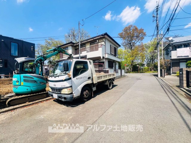 立川市砂川町4丁目　新築戸建全1棟の前面道路含む現地写真|【A warm space】◆心をほどく場所◆
ゆったりとした空間に包まれ、誰かを迎えることが日常になる住まい。
この環境で暮らすうちに、時間の使い方も、人との距離感も変わっていく。