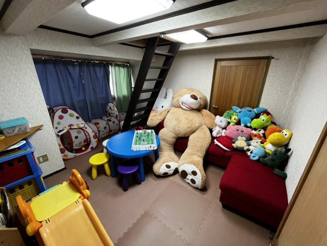 大宇陀西山の洋室|現在はこども部屋として使われています。階段を上がると素敵な空間。