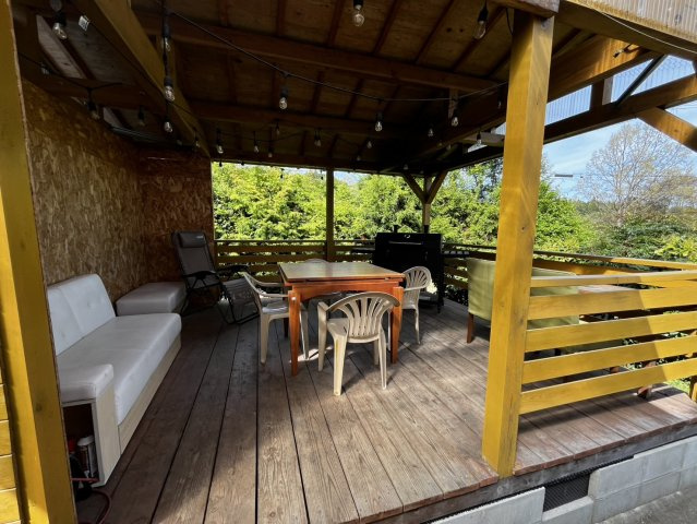大宇陀西山のその他|本宅横には屋根付きのデッキあり。ご友人を招いてBBQなども楽しめます。