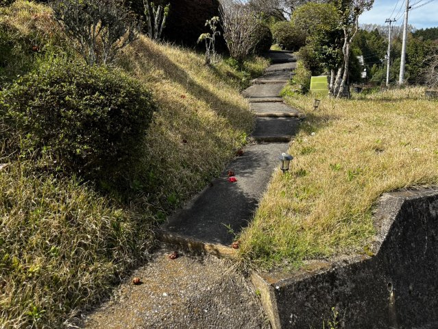 大宇陀西山の庭|道から本宅にあがる階段も雰囲気があって素敵です。