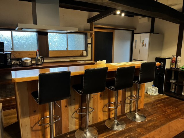 大宇陀西山の内装|独立したキッチンは、お店風のカウンターとチェアがあり。