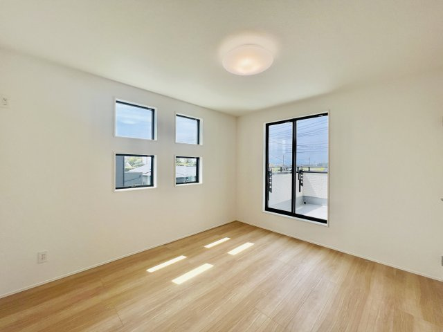 太田市新田上江田町の洋室|7帖の主寝室は、大きいベッドを設置してもゆとりのある空間♪
WIC付き◎