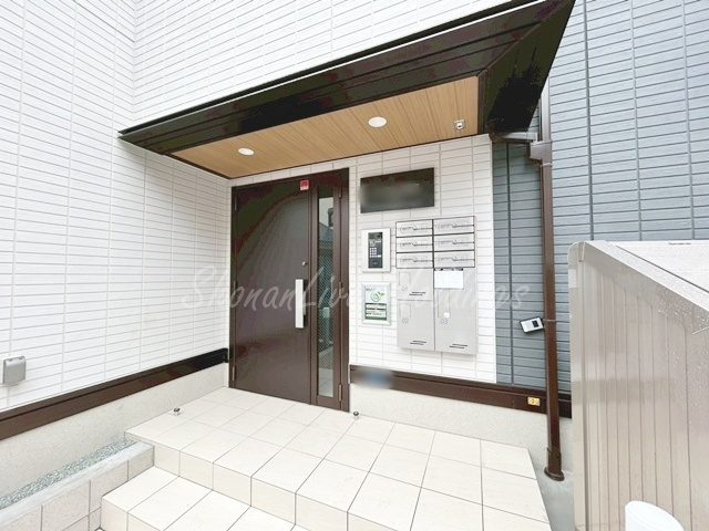 茅ヶ崎市赤松町のアパートのエントランス