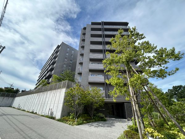 レーベン千里青山台GRANHIGHの外観