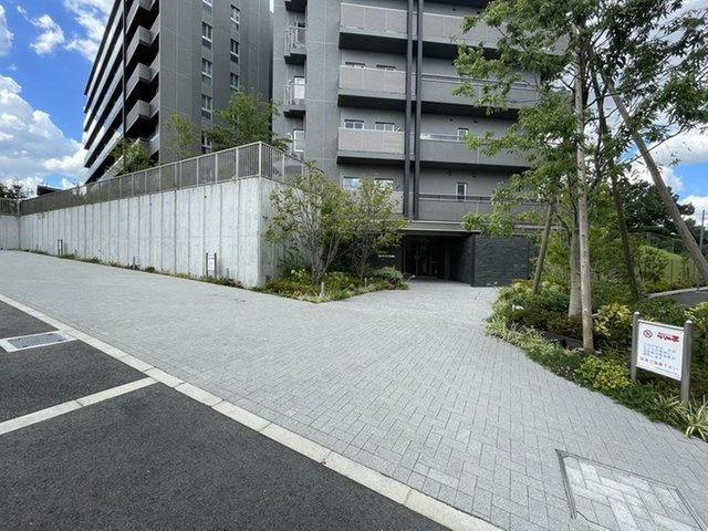 レーベン千里青山台GRANHIGHのエントランス