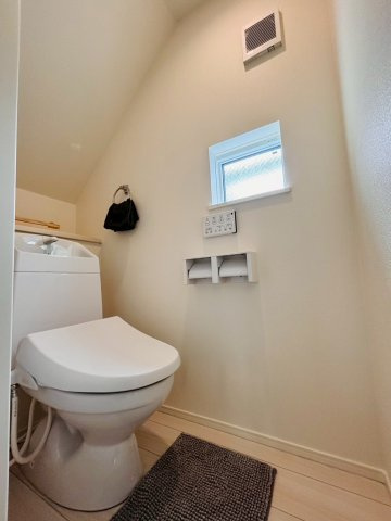 あきる野市下代継　新築駅徒歩7分！|小窓付きのトイレは自然換気がしやすく快適♪