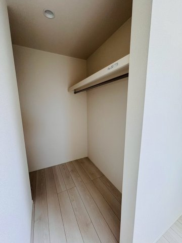 あきる野市下代継　新築駅徒歩7分！|二手に分かれたWICで使い分けしやすい収納♪