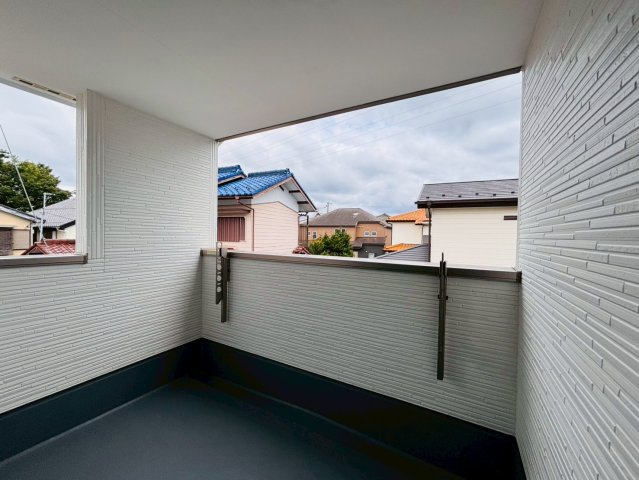 あきる野市下代継　新築駅徒歩7分！|十分な広さのインナーバルコニー付き☆天候を気にせず使える便利な空間で、洗濯やちょっとしたくつろぎにも◎