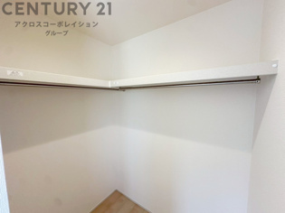 収納力が高く洋服や小物を整理しやすく、更衣室のように使え、部屋がすっきり保てます。収納の配置を自由に調整でき、換気性が良く防湿・防虫対策も可能。快適で機能的な生活空間を実現できます♪