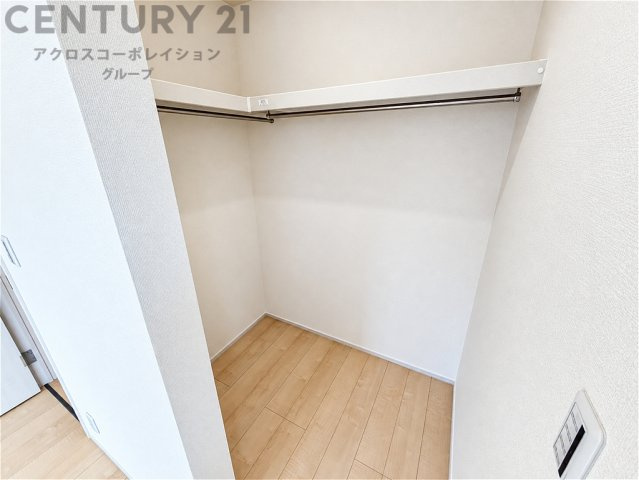 収納力が高く洋服や小物を整理しやすく、更衣室のように使え、部屋がすっきり保てます。収納の配置を自由に調整でき、換気性が良く防湿・防虫対策も可能。快適で機能的な生活空間を実現できます♪