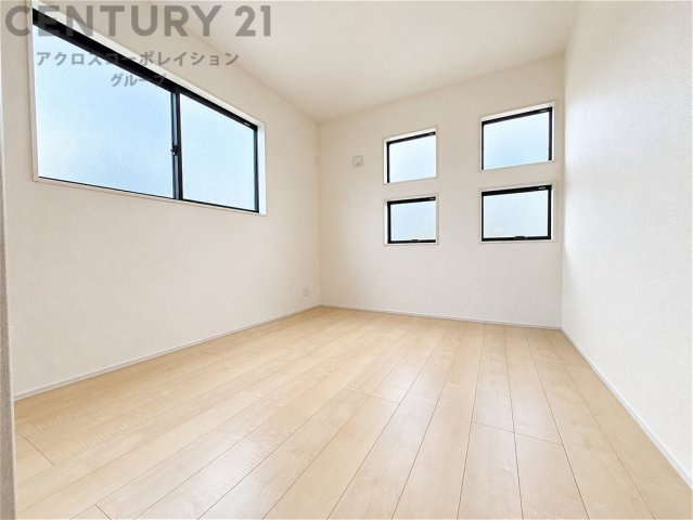子供部屋…創造性や成長を促す遊びの空間を提供。学習や趣味に集中できる環境を整えます。個別のプライベートスペースは自己表現と自立心を育み、心地よい睡眠環境を整えリラックスできる場所を提供。