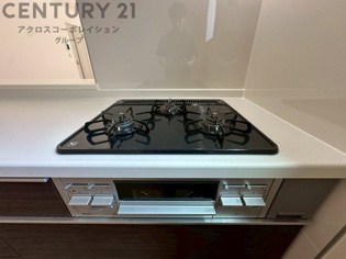 多数の調理器具を同時に使用でき、料理の効率化が可能。省エネで節約になり、様々な料理スタイルに適応できます。また、火力調整が独立しており、手入れや掃除もしやすく、今よりもっとお料理が楽しくなるかも。