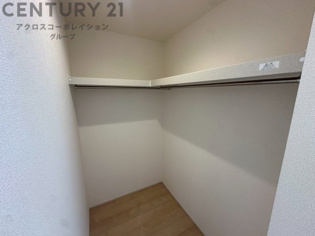 収納力が高く洋服や小物を整理しやすく、更衣室のように使え、部屋がすっきり保てます。収納の配置を自由に調整でき、換気性が良く防湿・防虫対策も可能。快適で機能的な生活空間を実現できます♪