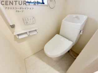温水洗浄便座付トイレは温水洗浄機能により、暖かい水でおしりを洗浄することができ、冷たい水を使う従来の便座に比べ、温水洗浄機能で暖かいトイレを提供し、快適な使用を可能にします。