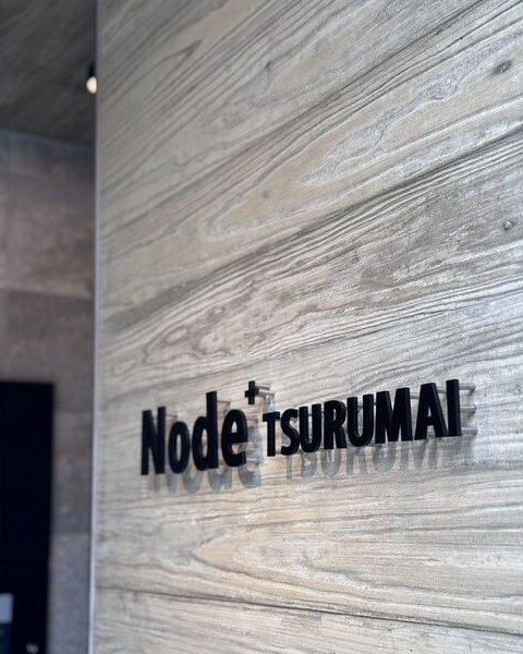 Node プラス TSURUMAIのエントランス