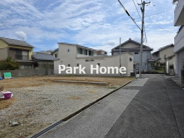 高知市新本町1丁目　①　新築戸建ての前面道路含む現地写真