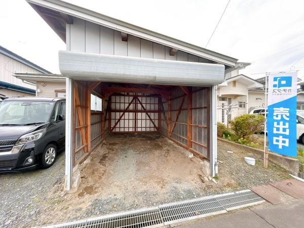 三戸郡五戸町字古舘向の駐車場|【リフォーム前】車庫内部の写真です。