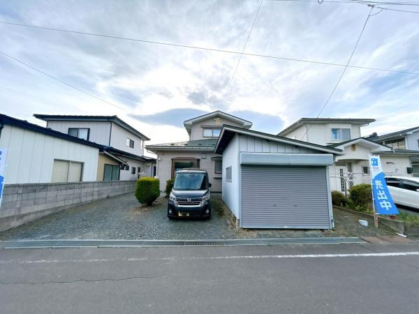 三戸郡五戸町字古舘向の駐車場|【リフォーム前】車庫含めて並列で3台駐車可能です。植栽は撤去します。