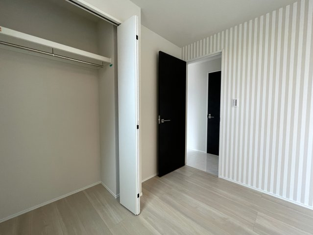 お手本の様な重厚感も設備も付いた新築戸建！ひとつひとつがオシャレで飾り、普通の建売ではシックリこない方は必見です！『緑区寺山町』の洋室|明るい洋室です