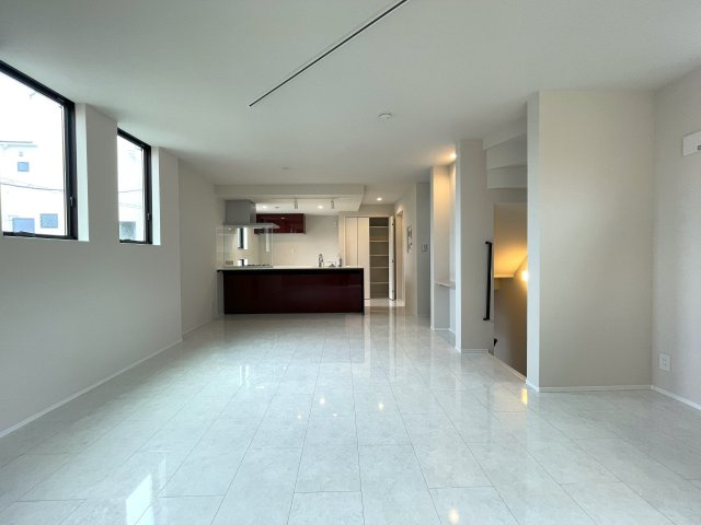 お手本の様な重厚感も設備も付いた新築戸建！ひとつひとつがオシャレで飾り、普通の建売ではシックリこない方は必見です！『緑区寺山町』の居間・リビング|おしゃれな居間です