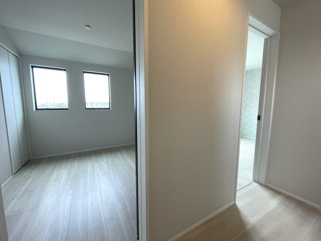 お手本の様な重厚感も設備も付いた新築戸建！ひとつひとつがオシャレで飾り、普通の建売ではシックリこない方は必見です！『緑区寺山町』の内装|明るい色調の室内です