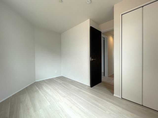 お手本の様な重厚感も設備も付いた新築戸建！ひとつひとつがオシャレで飾り、普通の建売ではシックリこない方は必見です！『緑区寺山町』の洋室|落ち着いた色調の洋室です