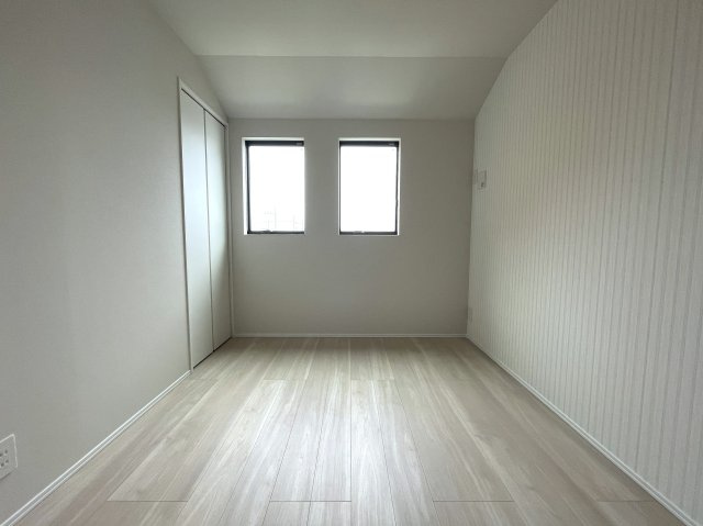 お手本の様な重厚感も設備も付いた新築戸建！ひとつひとつがオシャレで飾り、普通の建売ではシックリこない方は必見です！『緑区寺山町』の洋室|洋室です