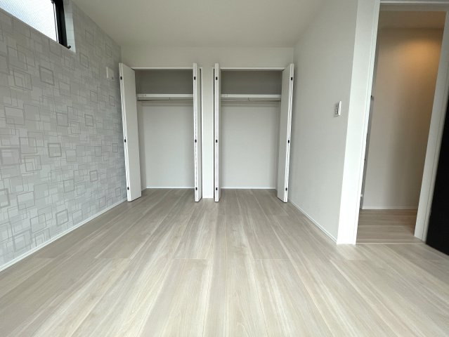 お手本の様な重厚感も設備も付いた新築戸建！ひとつひとつがオシャレで飾り、普通の建売ではシックリこない方は必見です！『緑区寺山町』の洋室|洋室です