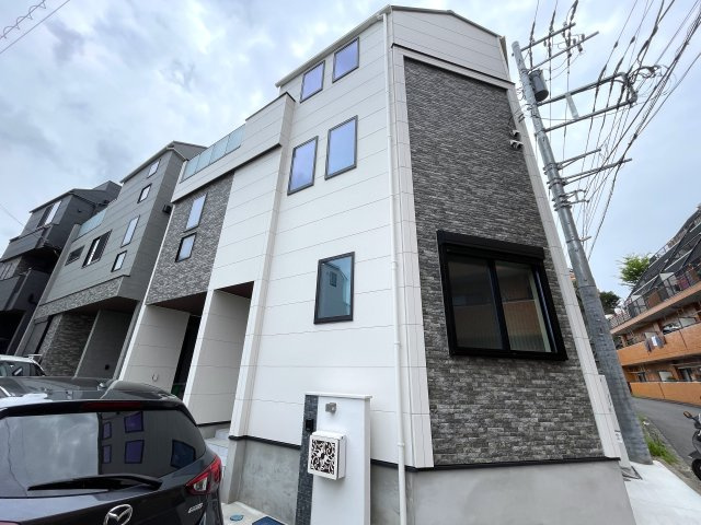 お手本の様な重厚感も設備も付いた新築戸建！ひとつひとつがオシャレで飾り、普通の建売ではシックリこない方は必見です！『緑区寺山町』の外観|落ち着いた雰囲気の外観です