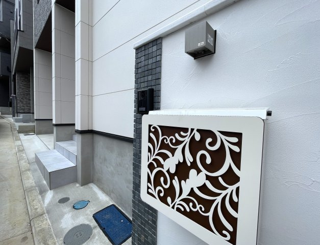 お手本の様な重厚感も設備も付いた新築戸建！ひとつひとつがオシャレで飾り、普通の建売ではシックリこない方は必見です！『緑区寺山町』のエントランス