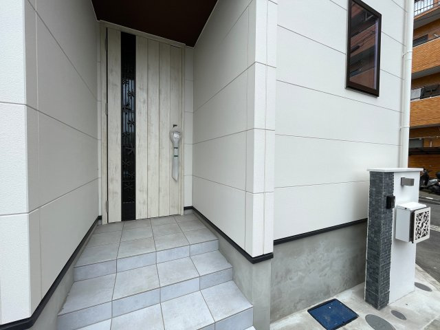 お手本の様な重厚感も設備も付いた新築戸建！ひとつひとつがオシャレで飾り、普通の建売ではシックリこない方は必見です！『緑区寺山町』のエントランス