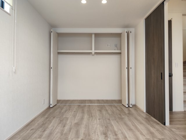 所沢市美原町中古戸建の収納|家族全員の荷物が見渡せる広々とした設計で、忙しい朝の準備も自然と笑顔に変わる空間です。