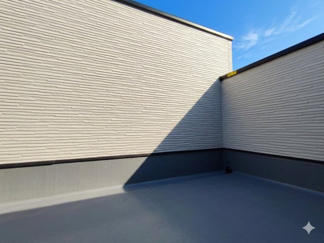 所沢市美原町中古戸建のバルコニー|太陽の光が射し込むバルコニーは、洗濯物を干すのが楽しくなりますね♪