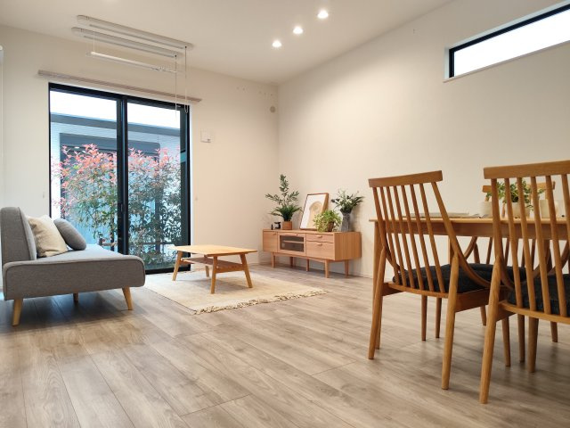 所沢市美原町中古戸建の居間・リビング|ゆとりあるリビングダイニングは、家族それぞれの過ごし方を受けとめる包容力のある空間。食事、くつろぎ、団らんがスムーズにつながり、生活動線も快適。日常を美しく整えてくれる住まいの中心です。
