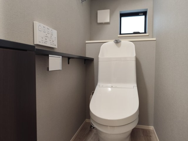 所沢市美原町中古戸建のトイレ|毎日使いやすい便利な仕様の温水洗浄トイレは、掃除がしやすくいつも清潔な空間に保てます♪
