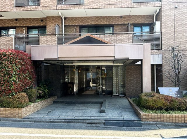 マンションアクロス代々木のエントランス|「参宮橋」駅徒歩４分！平成７年築の新耐震基準マンション、マンションアクロス代々木は即日現地案内可能となっておりますので、お気軽にお問い合わせください！