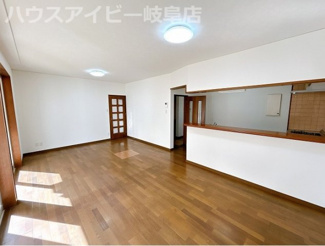 【居間・リビング】 | 大垣市綾野！再生住宅！お車並列2台可能！各お部屋7.5帖以上のゆとりのある5LDK！ | 大垣市綾野！再生住宅！お車並列2台可能！各お部屋7.5帖以上のゆとりのある5LDK！