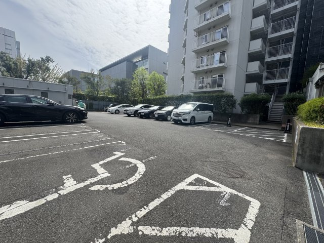 ファミリータウン東陽E棟の駐車場|敷地内駐車場です♪月額17,500円