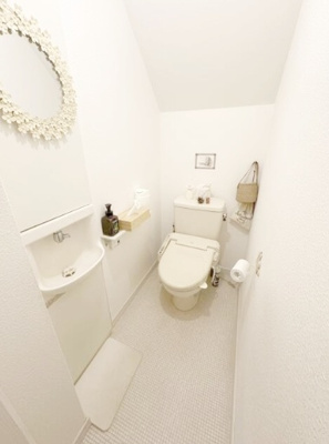 【トイレ】 | 東灘区深江南町１丁目　中古戸建 | トイレには快適な温水洗浄便座付き
