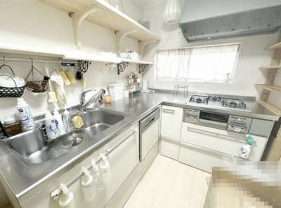 【キッチン】 | 東灘区深江南町１丁目　中古戸建 | 食洗機は手洗いよりも時間の節約ができるので、子育てや家事で忙しい家庭の見方です