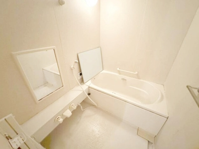 【浴室】 | 東灘区深江南町１丁目　中古戸建 | 追い炊き付きのため帰宅時間がバラバラの家庭でも快適に入浴できます